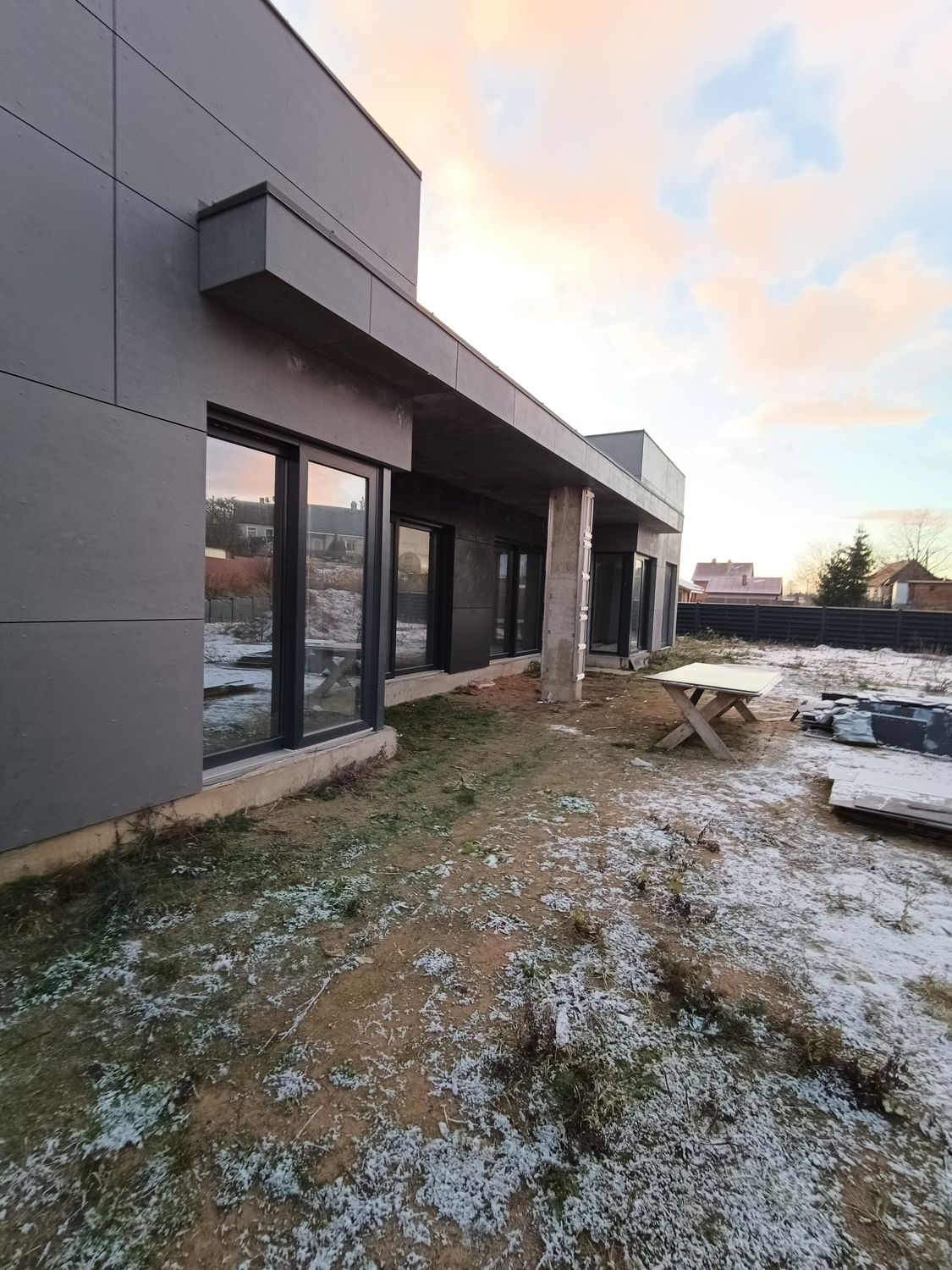 Privātmājas fasāde ar šķiedru cementa plāksnēm