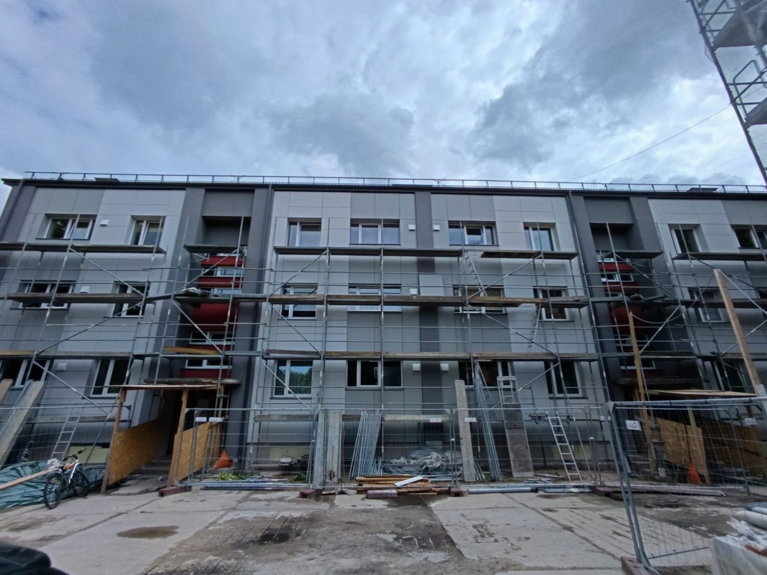 Daudzdzīvokļu mājas ventilējamās fasādes renovācija ar plāksnēm