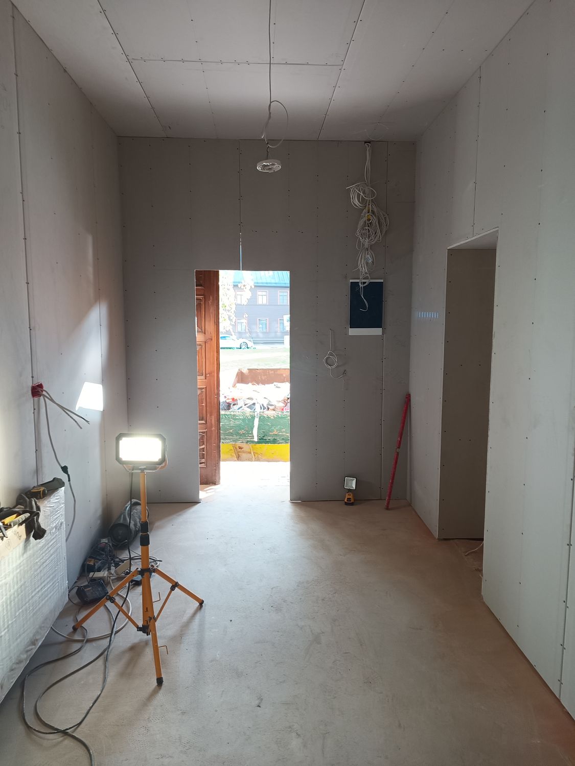 Gaitenis ar jaunām reģipša sienām