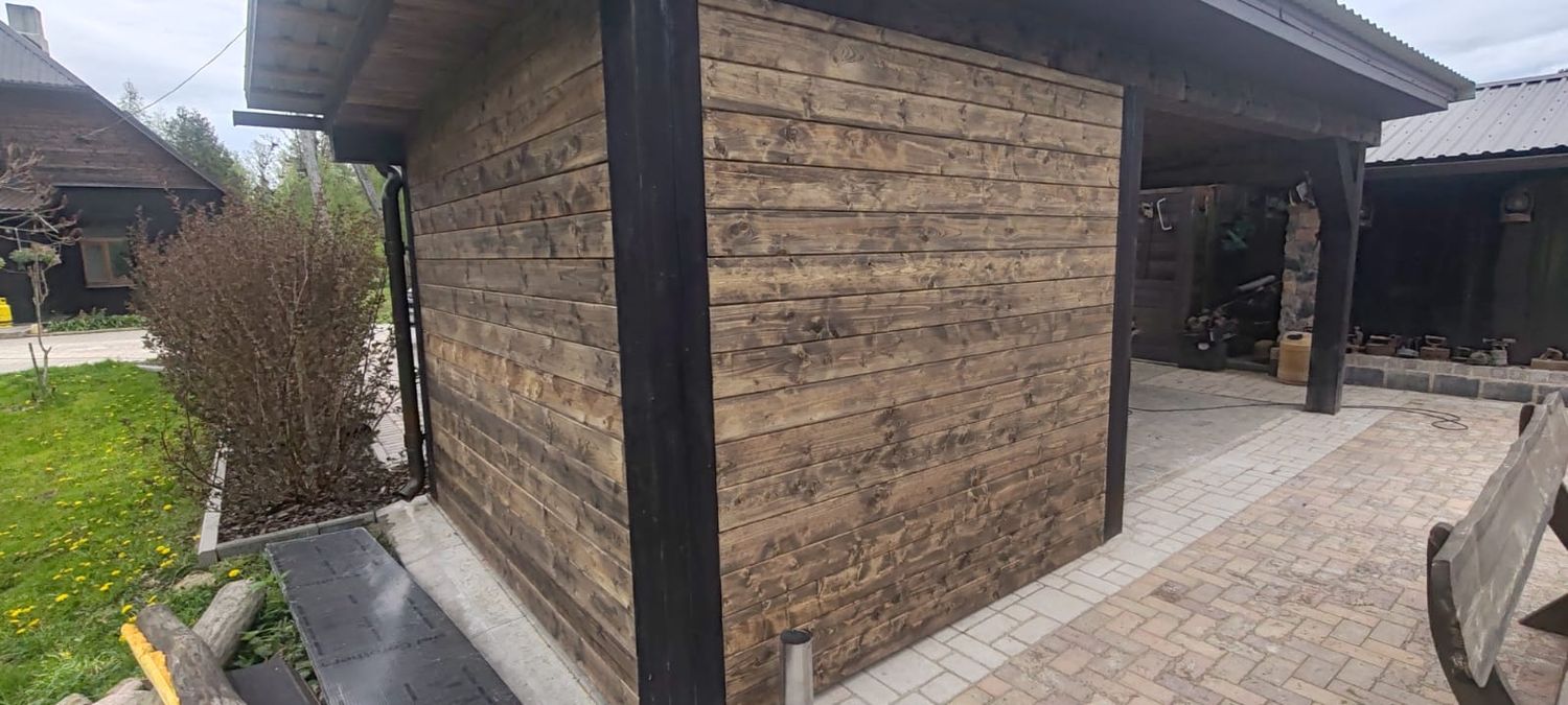 Tumša koka āra konstrukcija ar bruģi